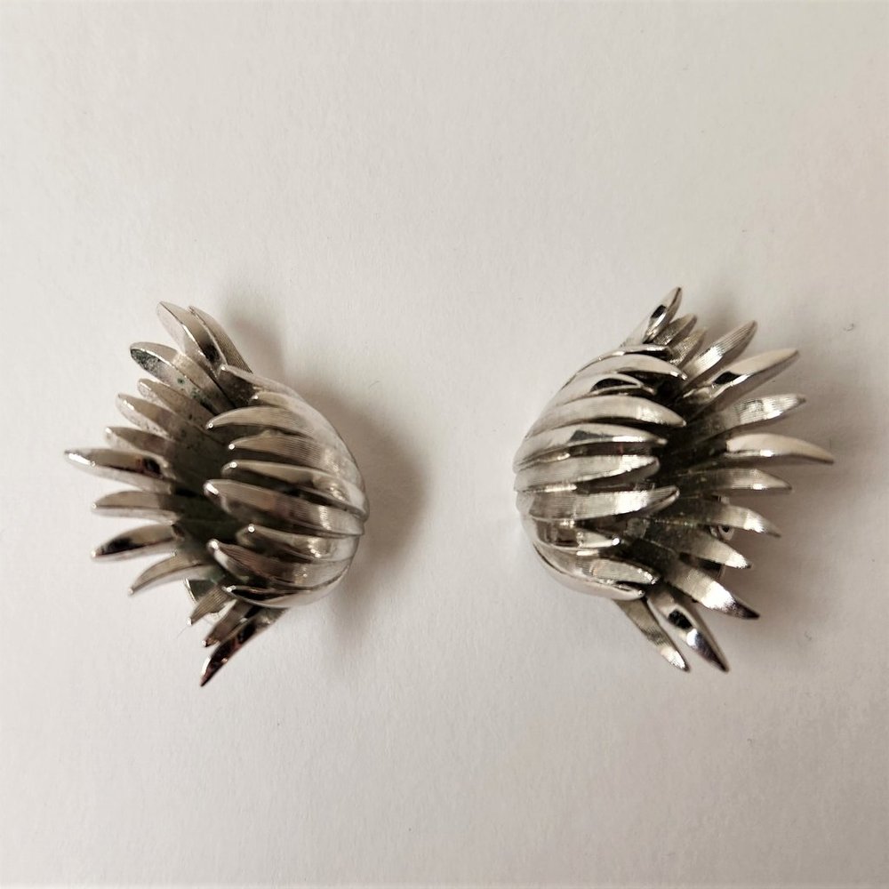 Vintage Crown Trifari Silvertone Abstract Feather / Leaves Clip-On Earri…